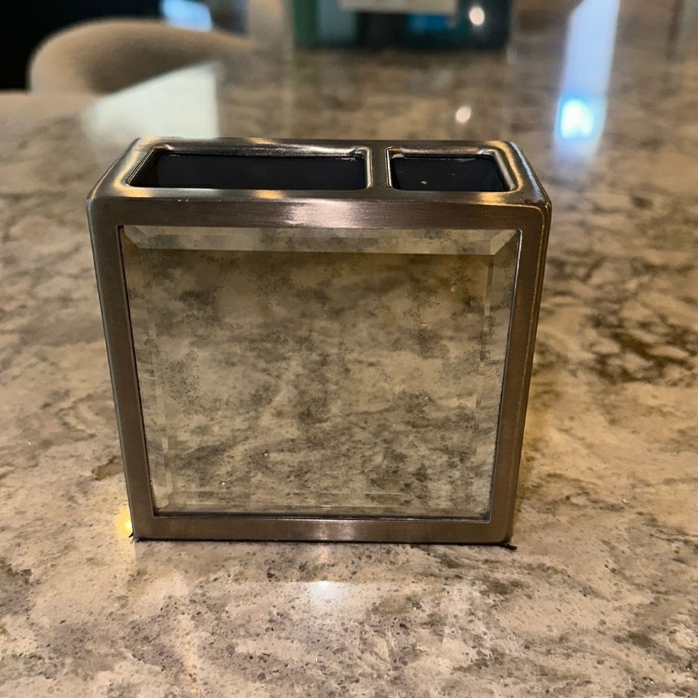 🪥 Toothbrush Holder - 4.25” x 4” x 2” - Compact and Sleek